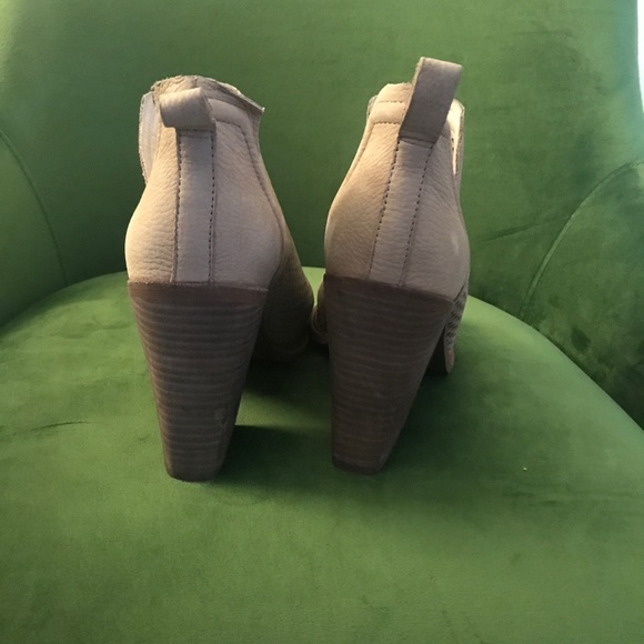 Vince Camuto Perforated Peep-Toe Booties 7.5 - Picture 4 of 6